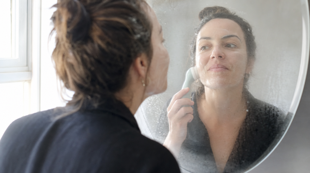 Ce que la brosse fait vraiment à la peau