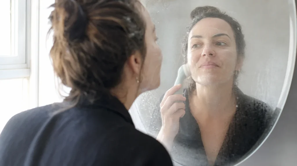 Ce que la brosse fait vraiment à la peau